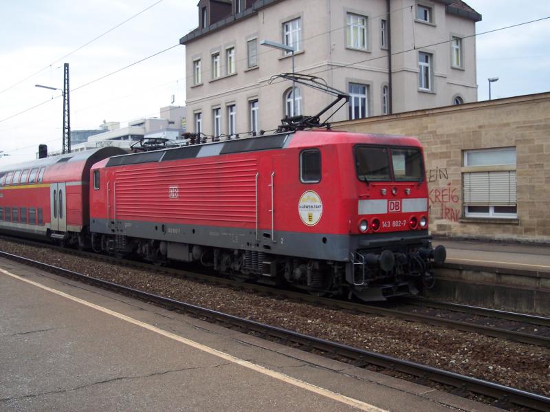 143 802 verl�sst mit ihrem Regionalexpress den Bahnhof N�rtingen und macht sich auf den Weg nach T�bingen.