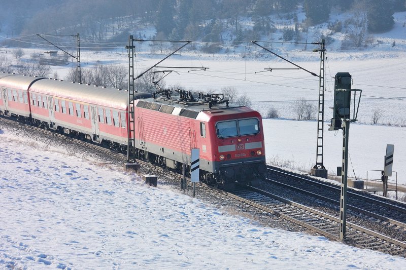 143 804 schleppt eine Regionalbahn aus n-Wagen Richtung Geislingen/Steige. Auch die grad durchbrechende Sonne konnte nichts an den sibirischen Morgen-Temperaturen des 14. Januars ndern.