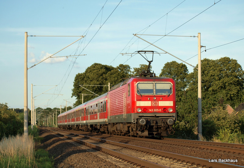 143 805-0 schiebt am 16.07.09 den RE 21432 von Hamburg Hbf nach Lbeck Hbf und wird in wenigen Minuten den Bahnhof Reinfeld (Holst.) zum letzten Zwischenhalt erreichen.