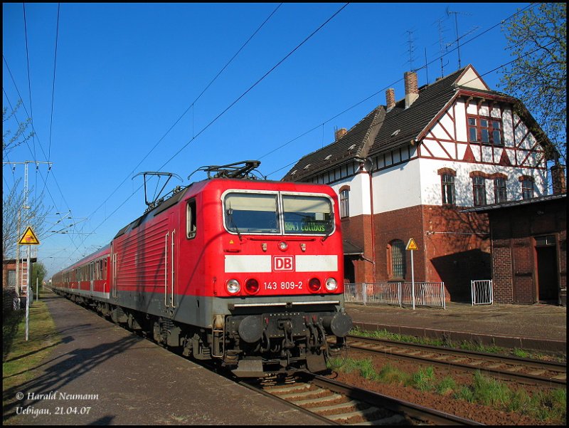 143 809 mit RB28149 Falkenberg/Elster-Cottbus beim Halt im Bf Uebigau, 21.04.07.