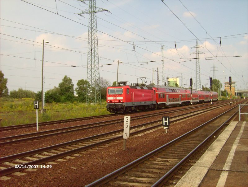 143 809 zieht ein RB in Berlin-Schnefeld.14.08.07