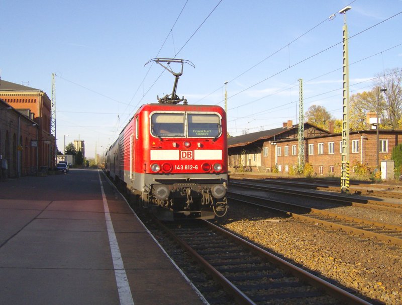 143 812-6 mit RE 38570 am 20.10.2008 im Bahnhof Guben