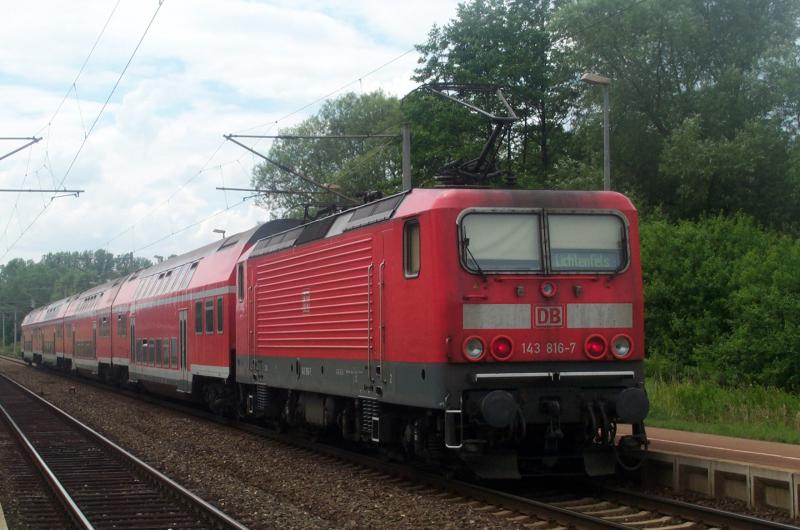 143 816-7 wird gleich pnktlich mit ihrer Regionalbahn den Bahnhof Kps verlassen. 09.07.05.