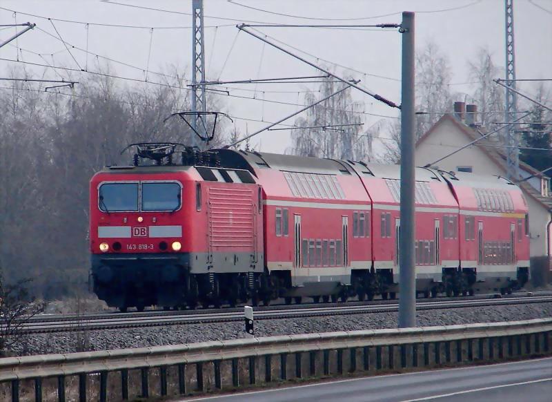 143 818-3 ( RE33210 nach Rostock)  Mit Hchstgeschwindigkeit jagt er Pantelitz entgegen.(Stralsund am 12.02.06)