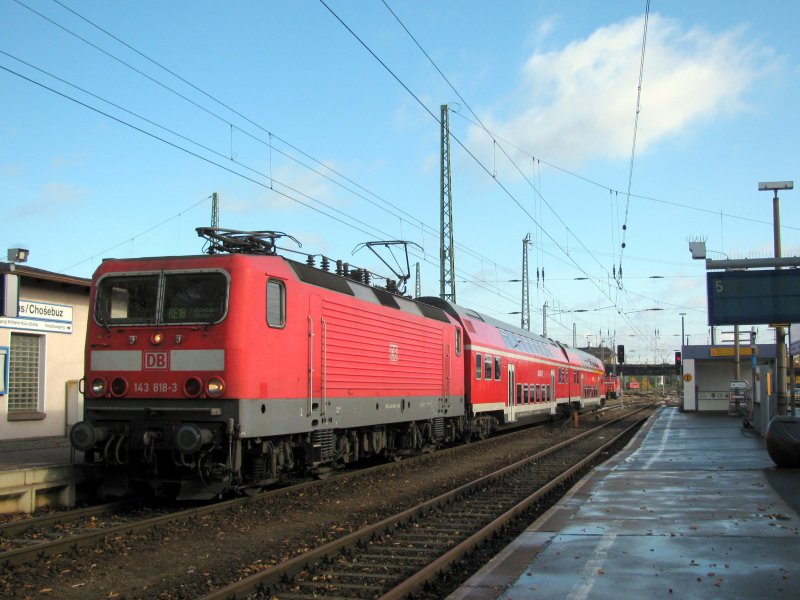 143 818-3 steht mit dem wegen Bauarbeiten verkrzten RE nach Falkenberg (normal: Stralsund) an Gleis 6 bereit.