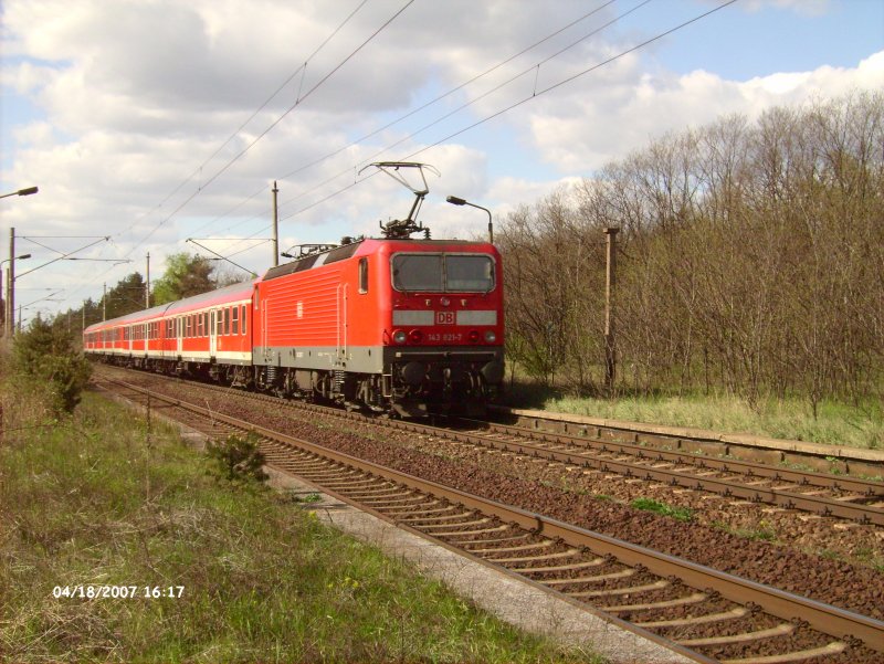 143 821 schiebt ihre RB nach Frankfurt/Oder am ehmaligen Haltepunkt Vogelsang vorbei.18.04.07