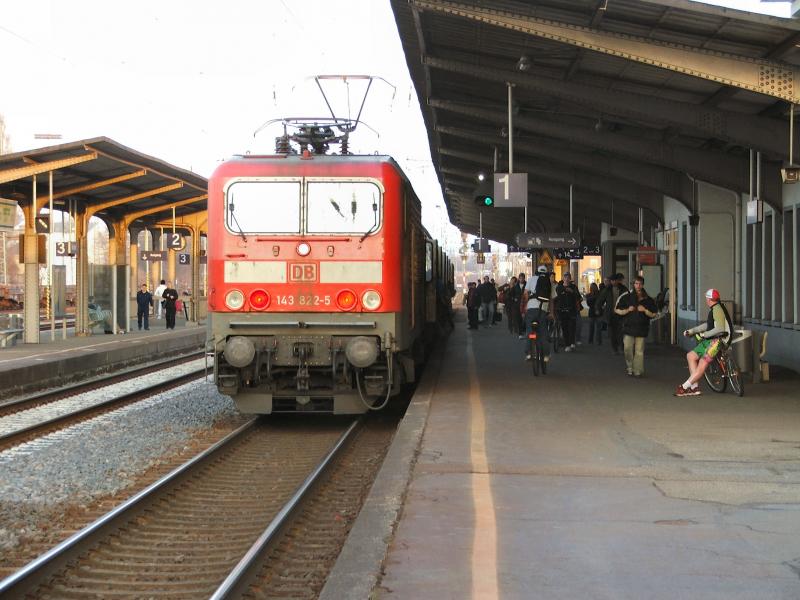 143 822-5 mit Nahverkehr nach Koblenz.Aufgenommen im Bf. Neuwied am 15.03.05