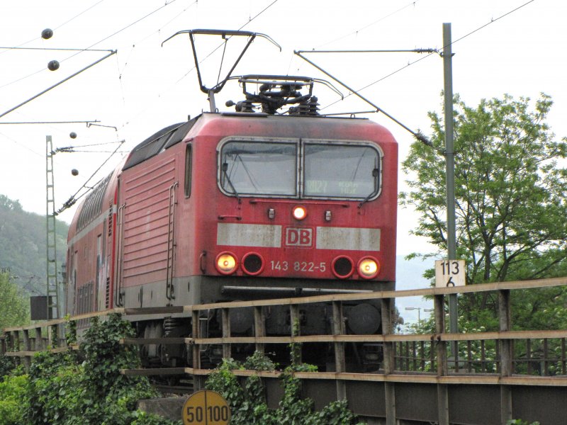 143 822 f�hrt am 03.05.09 mit der RB 27 nach K�ln in den Bahnhof Linz ein.