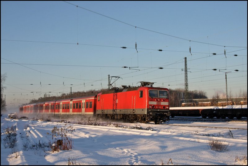 143 823 (9180 6 143 823-3 D-DB) hat ihre Kontrollziffer an der Front verloren. Hier rollt sie mit einer S1 in Bochum-Ehrenfeld ein. (06.01.2009)
