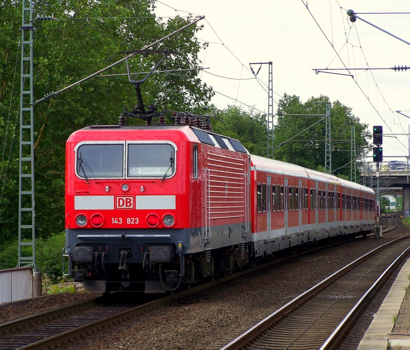 143 823 schiebt Ihre S6 aus Leverkusen-Mitte heraus in Richtung Essen Hbf ber Dsseldorf Hbf und Ratingen Ost. 28.07.09