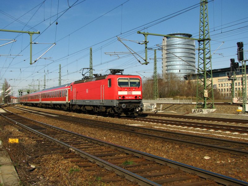143 827-4 vom Bw Cottbus ist mit ihrem Regionalexpress von Cottbus nach Dresden-HBF unterwegs.15.03.08. 
