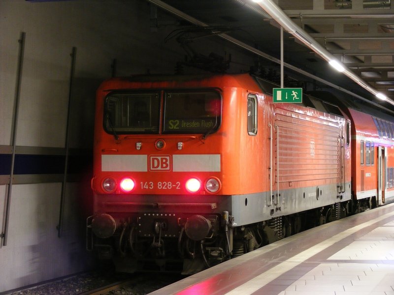 143 828-2 ist mit der S-2 in Dresden-Flughafen angekommen und fhrt nach kurzen Aufenthalt zurck nach Pirna. Aufgenommen am 13.2.2009.