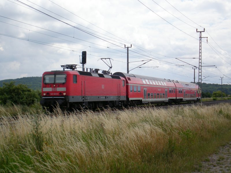 143 829 ist am 7.07.2008 fr die Regionalbahn Halle(S)-Sangerhausen eingeteilt. Der Zug ist hier am Block Steinberg unterwegs und wird in Krze Sangerhausen erreichen. 