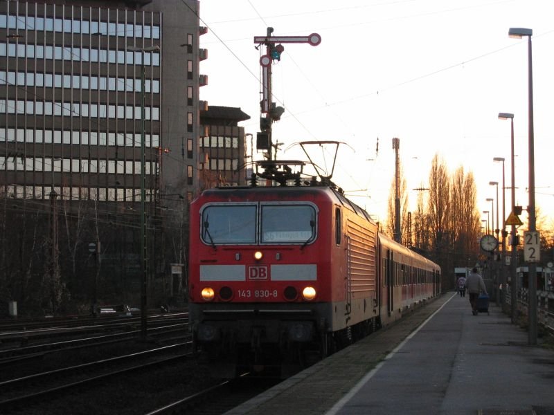 143 830 8 mit der S 6 am 28.12.2007 in Dsseldorf Rath