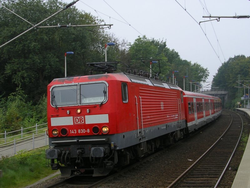 143 830-8 mit S1 nach Dortmund,Ausfahrt in Essen-Eiberg.(21.09.2008) 