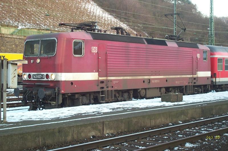 143 837-3 noch im Reichsbahnlook am 11.1.2003 im Bahnhof Linz/Rhein