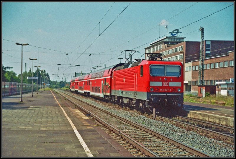 143 837 schiebt einen Zug der RB27  Rhein-Erft-Bahn  von Koblenz nach Mnchengladbach. Aufgenommen in Knigswinter.
