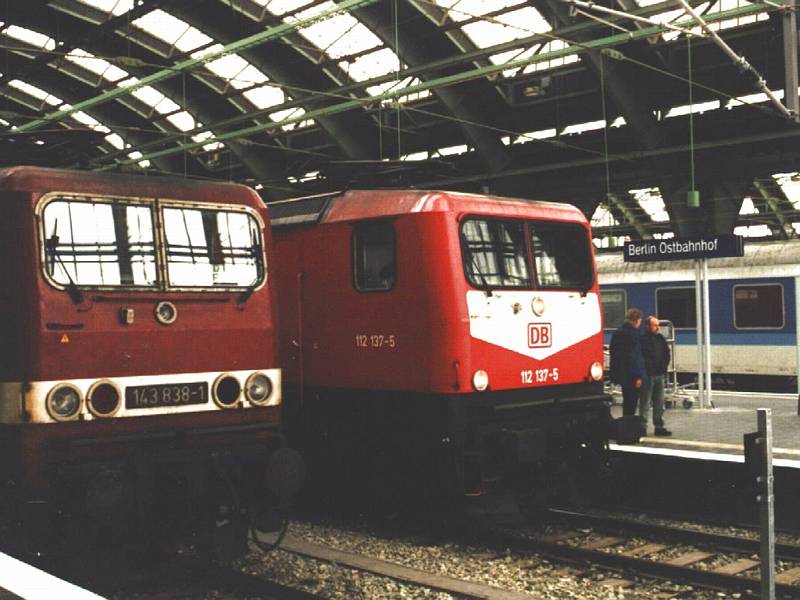 143 838-1 und 112 137-5 im Mai '98 in Berlin Ostbahnhof.