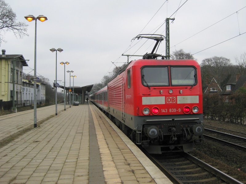 143 839-9 schiebt die RB 21368 nach Ahrensburg am 21.02.09 aus Hamburg-Wandsbek.