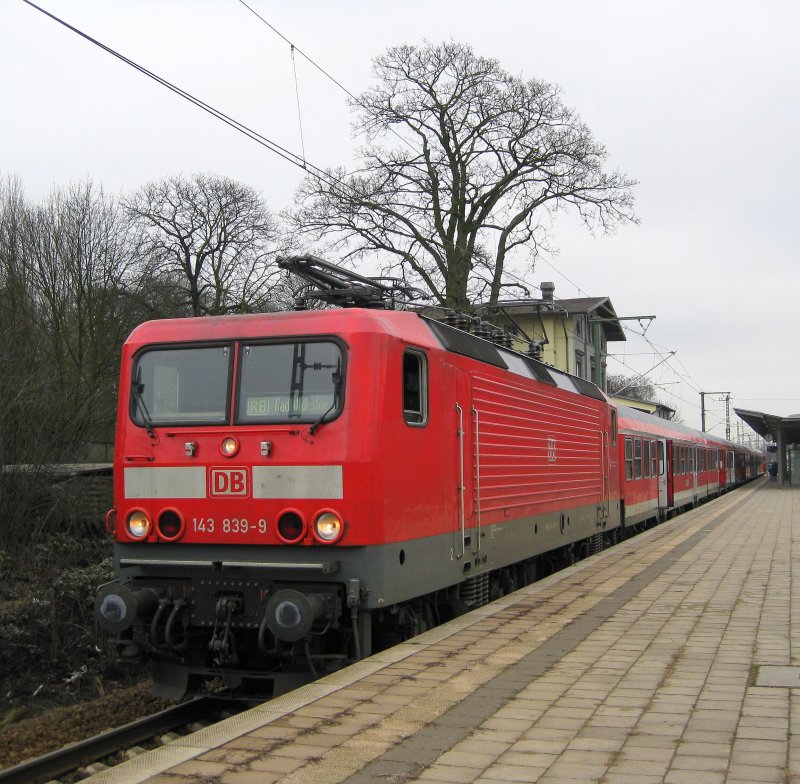 143 839-9 steht am 21.02.09 mit RB 21317 Bad Oldesloe - Hamburg Hbf in Hamburg-Wandsbek und wird gleich die Weiterfahrt nach Hamburg-Hasselbroock antreten.