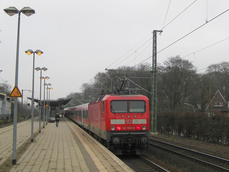 143 839-9 steht am 21.02.09 mit der RB 21322 aus Hamburg Hbf in Hamburg-Wandsbek und wird gleich die Weiterfahrt nach Bad Oldesloe antreten.