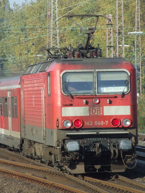 143 840 schiebt eine S3 nach Oberhausen aus dem Bahnhof Essen-West (31.10.2007)