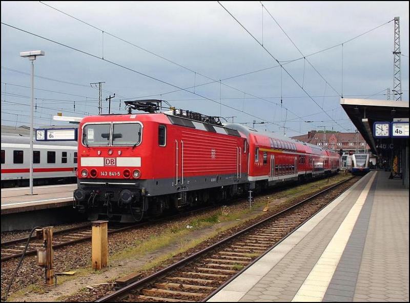 143 841-5 wartet mit seiner RB Garnitur auf den nchsten Einsatz.    (Stralsund Hauptbahnhof am 21.05.05) 