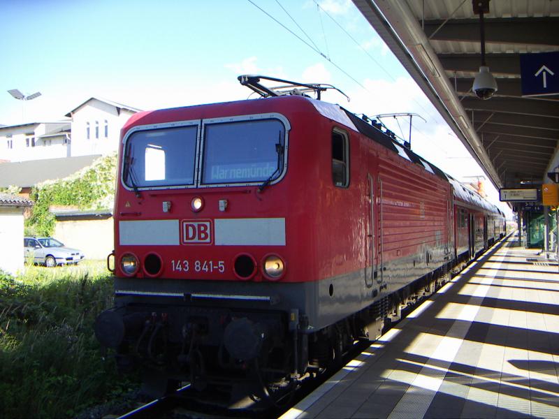 143 841-6 mit der S-bahn nach Warnemnde am 7.8.05 in Rostock HBF