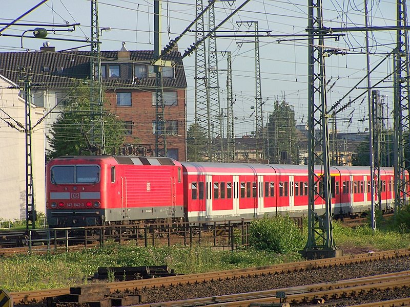 143 842-3 schiebt die S6 aus dem Dsseldorfer Hbf herraus in Richtung Kln-Nippes. Sommer 2008