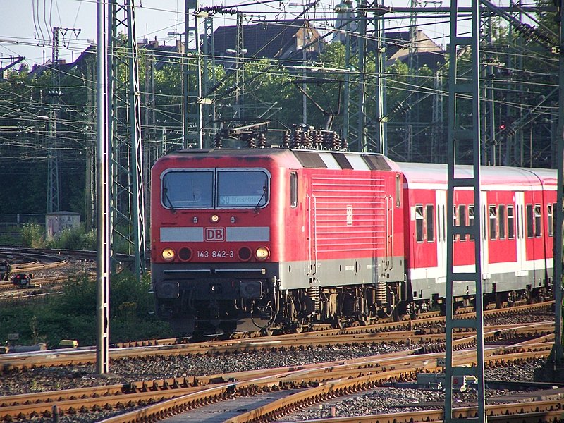 143 842-3 steht mit der S1 aus Dortmund Hbf in der Wendeanlage Dsseldorf Hbf. Sommer 2008