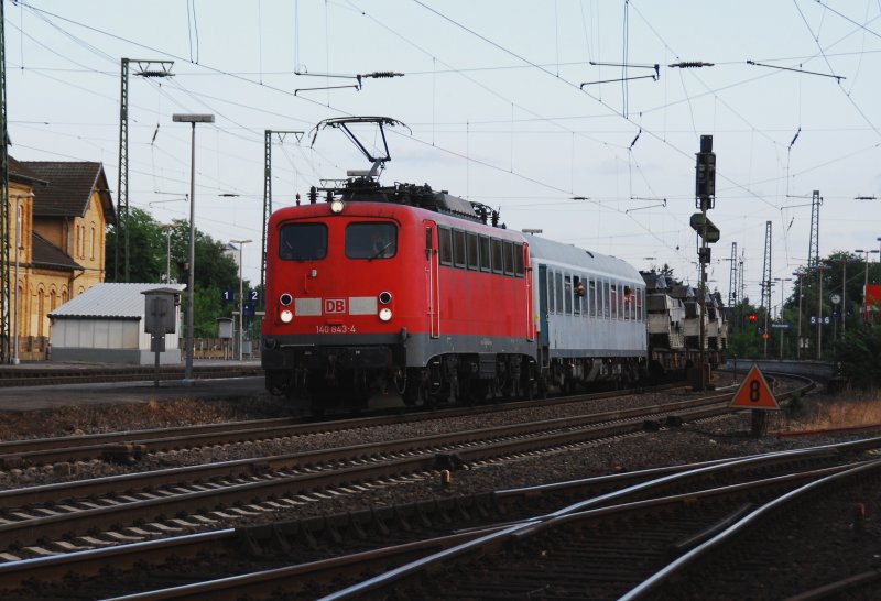 143 843-4 in Diensten der Bundeswehr. Am Abend des 19.06.2009 aus dem Ruhrgebiet kommend mit Fahrtrichtung Bielefeld HBf. Direkt hinter der Lok ein in recht eigenwilliger Farbe lackierten Personenwagen; dazu noch 8 Tieflader mit Leo-2 Panzern.