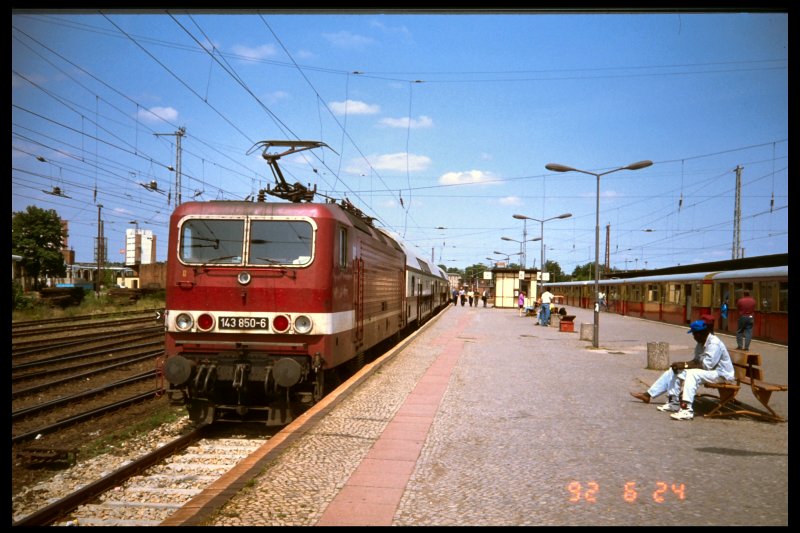 143 850-6 am 24. 6. 1992 in Erkner, rechts S-Bahnzug