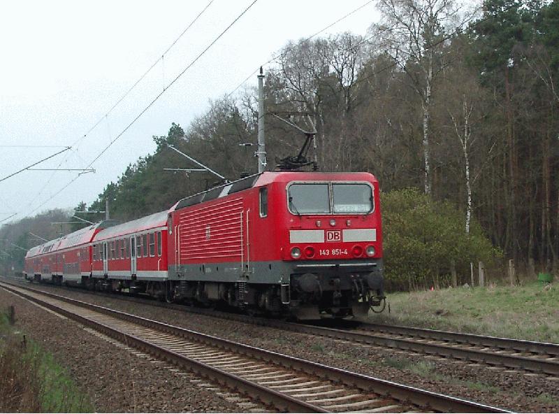 143 851-4 hat am 11.04.2002 um 13.16 h den ehemaligen Bahnhof Borne im Hohen Flming passiert. Der RE 38409 Schwedt - Dessau verkehrt auf die Minute pnktlich. 