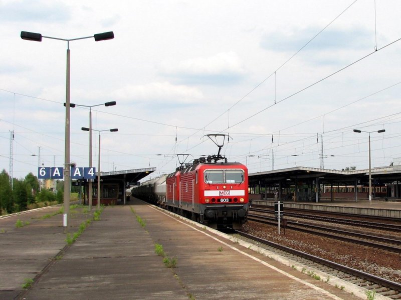 143 851 (MEG 603) und 143 204 (MEG 602) mit Zementzug in Berlin Schnefeld (01.08.2006)