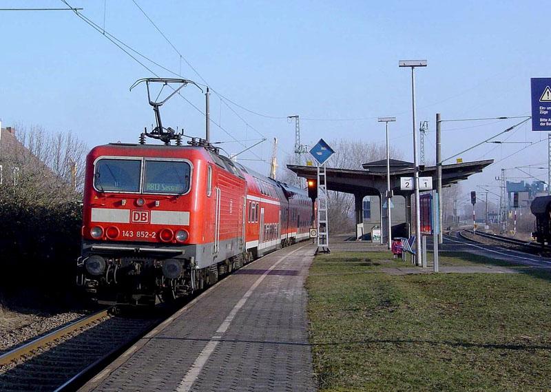 143 852-2 (RB33313) hlt im Bahnhof Stralsund-Rgendamm  (am 07.02.05)