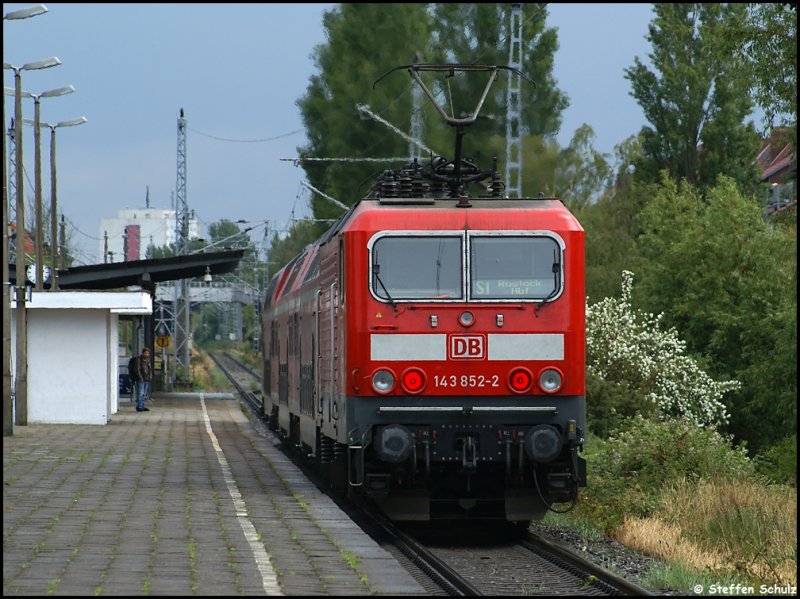 143 852 auf der S1 aus Warnem�nde nach Rostock Hbf am 20.06.09 am Hp Rostock-Holbeinplatz