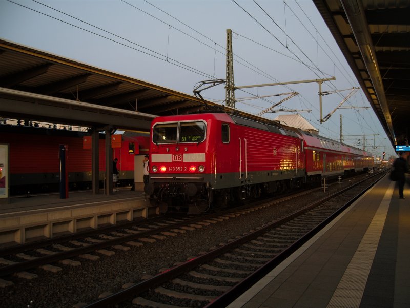 143 852 steht mit S-Bahnzug im Rostocker Hbf und wird gleich auf das Abstellgleis fahren um dort zu nchtigen
20.04.09