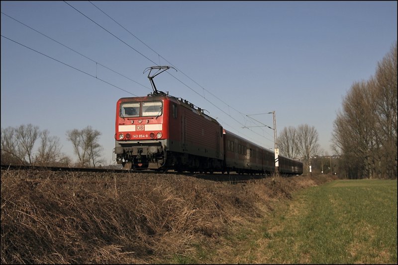 ...143  854 (9180 6143 854-8 D-DB) schiebt die S5 nach Dortmund. (20.03.2009)
