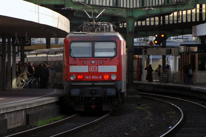 143 854 schiebt die S1 in den Duisburger Bhf. 03.03.2008