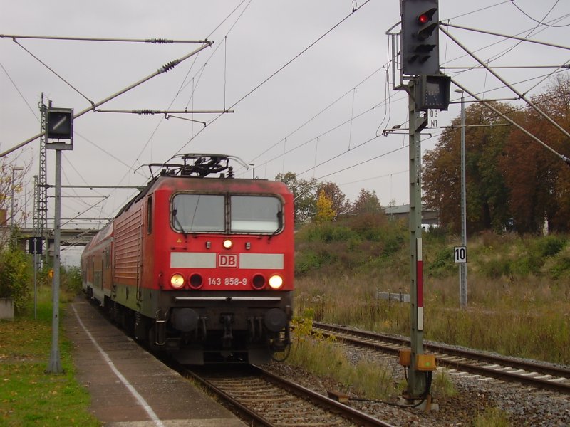 143 858-9 zieht am 12.10.07, dem Streikfreitag die Regionalbahn Erfurt-Sangerhausen, hier Einfahrt in den Bahnhof Artern. Der Gegenzug war aufgrund des Streikes Ausfall. 