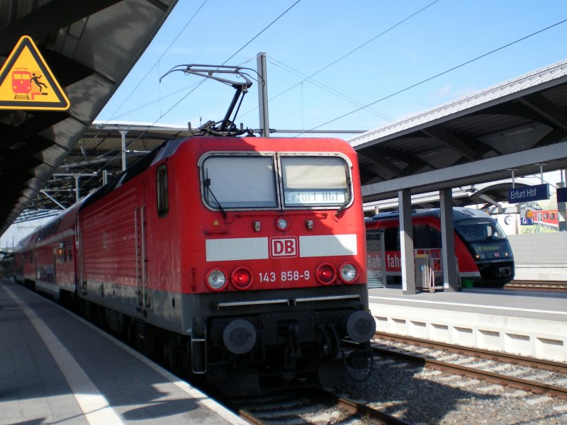 143 858 hat die Regionalbahn aus Sangerhausen nach erfurt gebracht und wartet auf die Rckfahrt nach Sangerhausen, 30.07.2008
