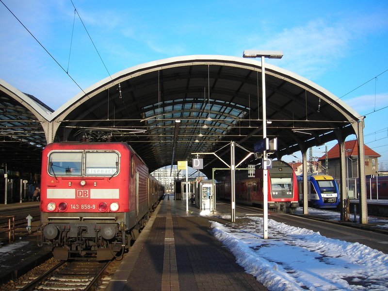 143 858 mit einer RB nach Eisenach in Halle(Saale) HBF