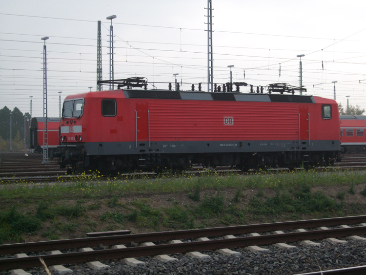 143 860-5 wartet im BW Rostock Hbf.auf ihren nchsten Einsatz. Aufgenommen am 24.10.09