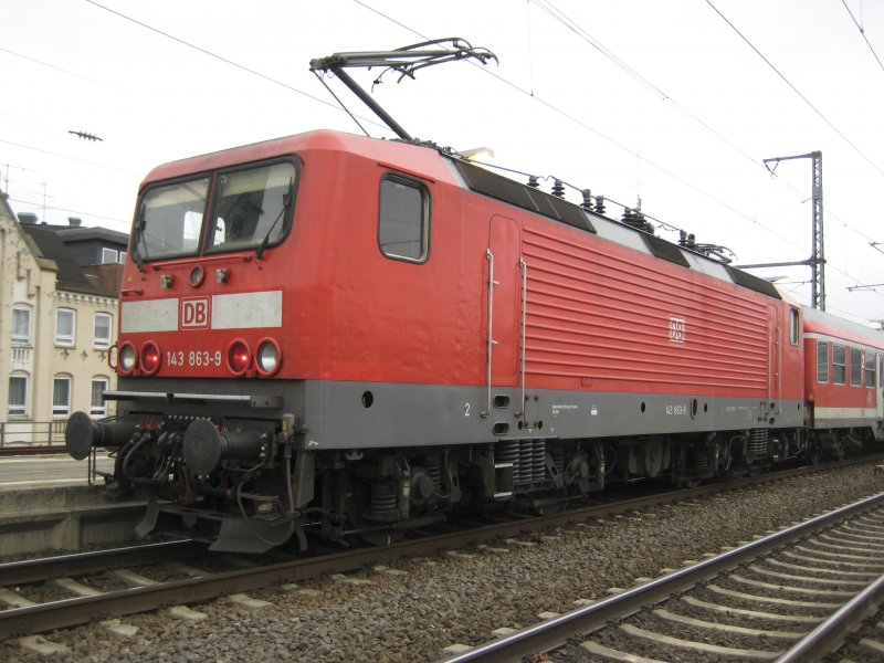 143 863-9 in Neumnster am 1.11.07. Wer etwas genauer hinschaut, kann eine kleine Modernisierung auf dem Dach der Lok entdecken.