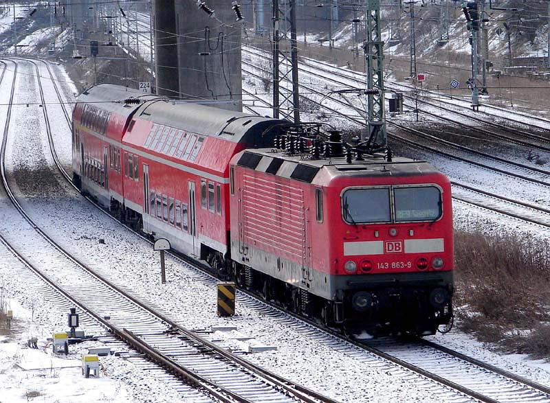 143 863-9 verlsst mit dem RE33209 den Bahnhof Stralsund.  (am 11.03.06) 