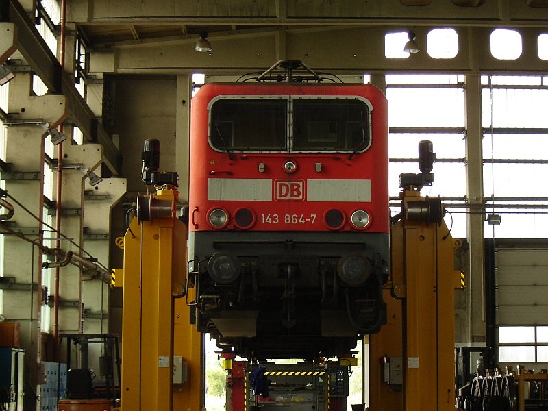 143 864-7 auf der Hebebhne in der DB Regio Werkstatt Cottbus am 16-09-2006