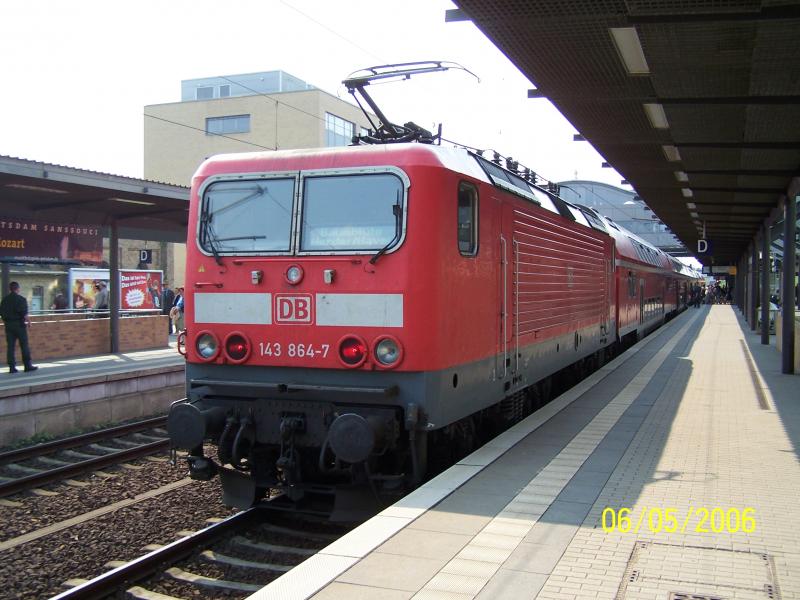 143 864 wartet in Potsdam Hbf auf einen verspteten RE. Sie wird dann ihren Sonderzug zum Baumbltenfest nach Werder/H. fahren.