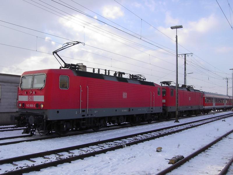 143 866-2 + 112 131-8 mit Schadzug in Augsburg Hbf. (24.02.04)