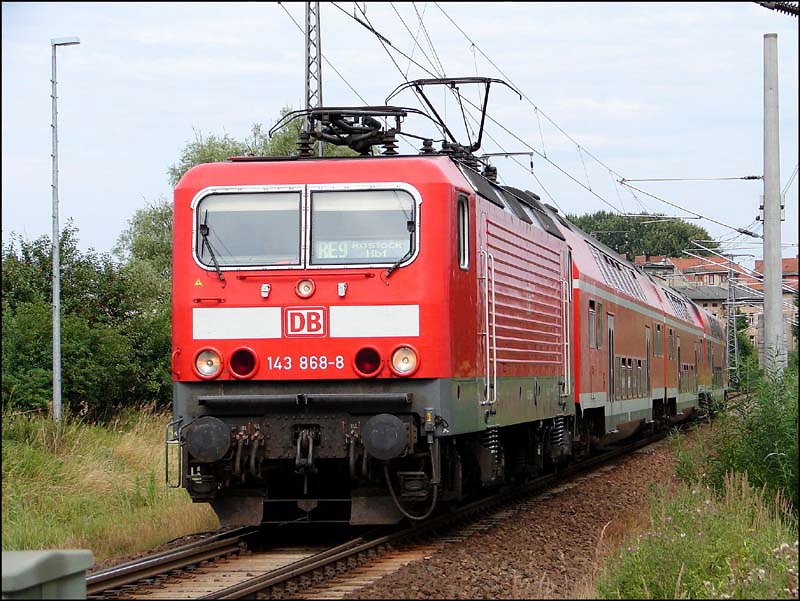 143 868-8 fhrt mit dem RE33216 nach Rostock . (Stralsund am 29.07.06)