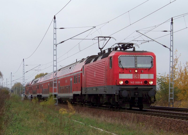 143 868-8 kommt hier mit einer RB14 von Nauen nach Senftenberg ber Lbbenau/Spreewald. Diesen Halt wird der Zug in cirka einem Kilometer erreichen. 27.10.2009